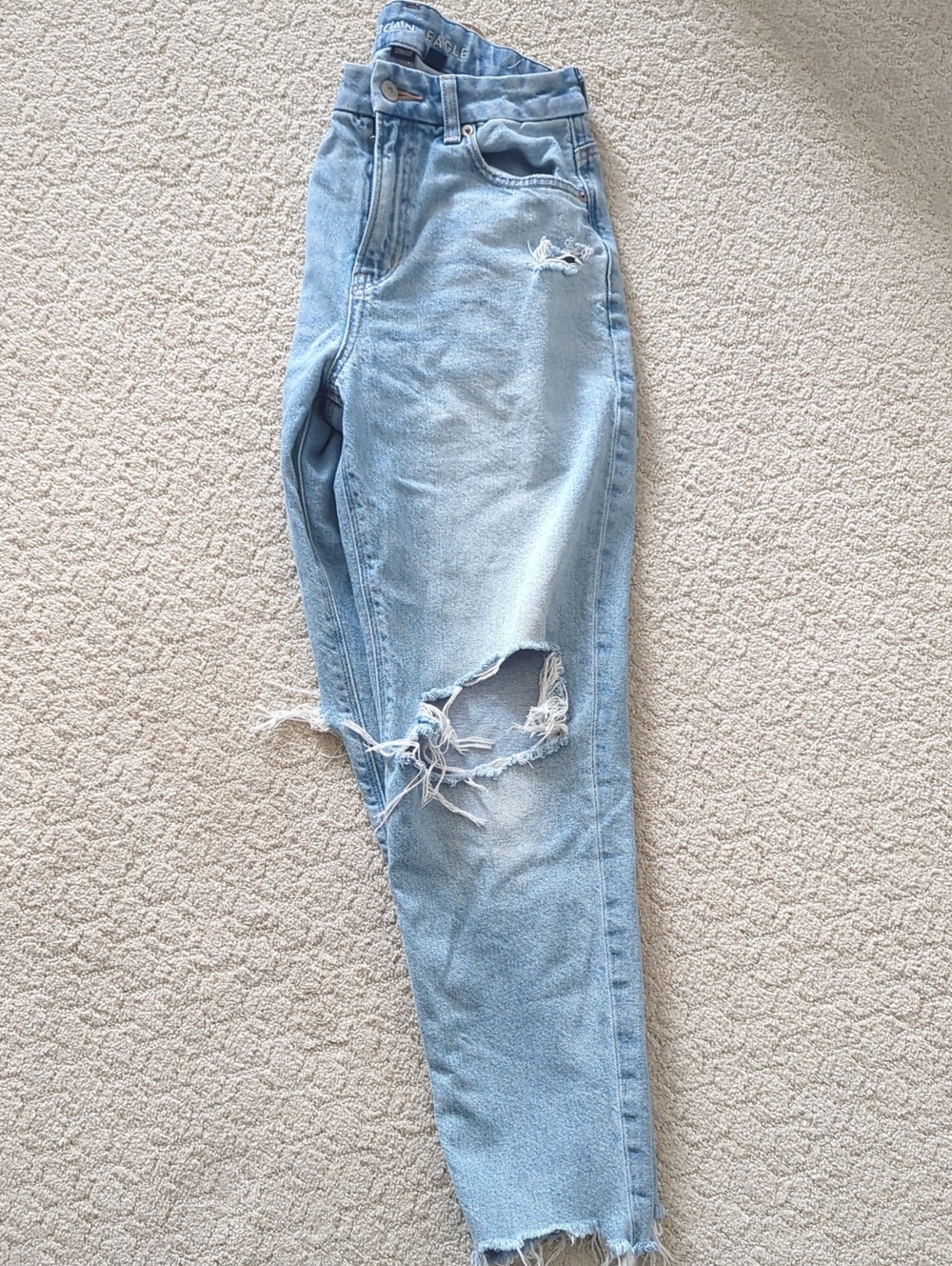 American Eagle Outfitters Light Blue High-Rise  Curvy Mom Jeans Size 2